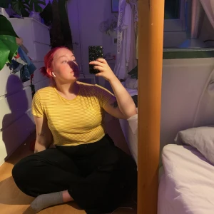 gulrandig croptop från monki - en supersöt croptop som är gul och vit-randig! 💛 älskar denna tröja, men har inte fått så mycket användning för denna så säljer den vidare 🤩 tröjan är i small, men fungerar även för mig som är medium! själva tröjan kostar 50 kronor, sen frakt för 30 kronor! betalning sker helst via swish <3