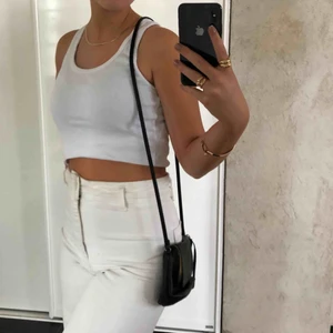  - En snygg svart väska, lång i banden. Axelväska