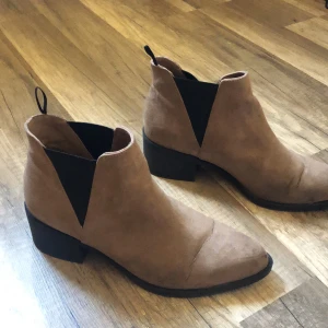 Skor - Mocka skor i en begie varm ton i storlek 37. 