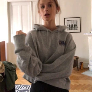 Hoodie m. Tryck - Uppsydd hoodie från weekday, fint skick!⭐️ 