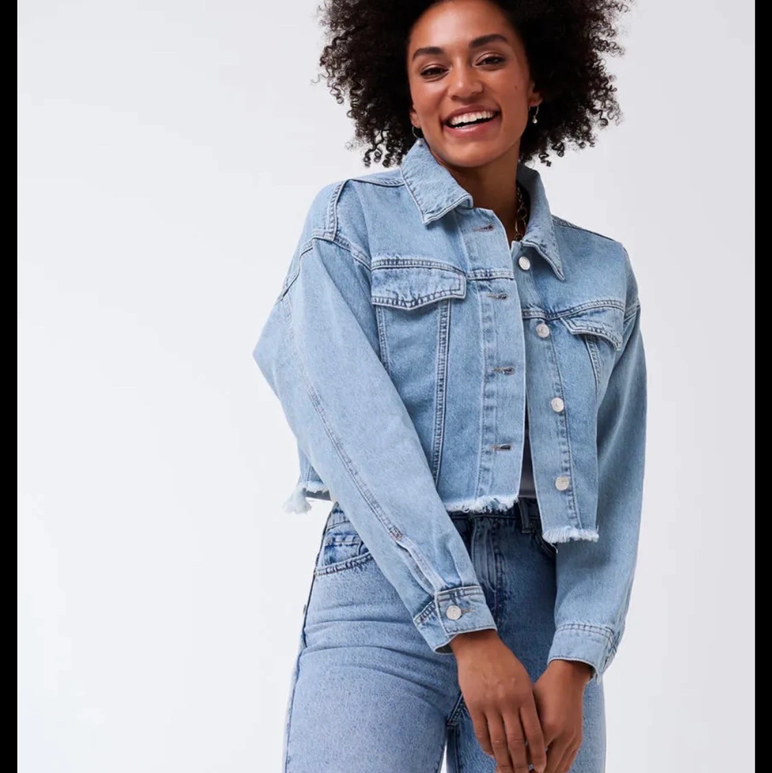 Croppad Jeansjacka GinaTricot