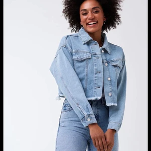 Croppad Jeansjacka GinaTricot - Supersnygg sliten kort jeansjacka i ljusblå jeans. Storleken är S men skulle säga att dem passar xs-m då den är oversized, beror helt på hur man vill att den ska sitta ☺️