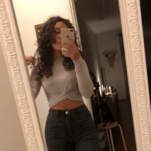 Fin topp💜 - Jättefin ljuslila topp med knytdetalj💜 använd 2 ggr så som ny💜 frakt tillkommer😊