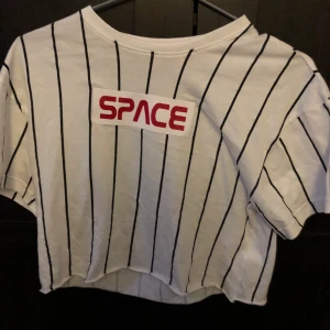 Croppad top  - Croppad randig tröja, passar bra på XS 