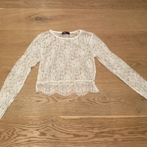 Spetströja - Fin spetströja att ha under t.ex en t-shirt (alltså så är den genomskinlig), storlek s🤍🤍80kr + frakt