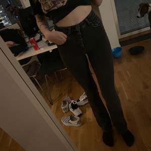 Svarta bootcut jeans, jättebekvämt material och perfekta i längden. Jag är 167 