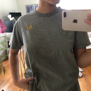 Comme des gracons  - Snygg grå tishirt från comme des garcones, storlek M 