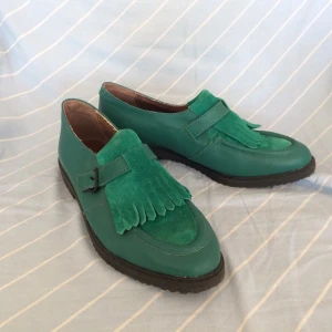 Coola skor i grönt läder och mocka - Coola skor i läder och mocka från Italien. De är knappt använda och i storlek 39✨