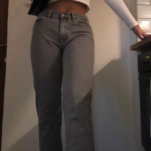 Snygga jeans i den perfekta gråa färgen. Säljer pga dem e för stora i midjan, men längden är bra. Strl 38, men dem e små i storleken. 