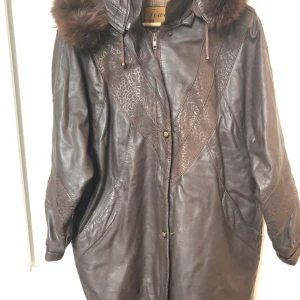 Skinnjacka  -  Det är äkta skinnjacka med äkta päls på luvan. Jättebra skick .