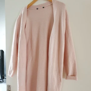 Ljusrosa mysig kofta  - Säljes pga garderobsränsning 🌻 supermysig längre kofta, slutar precis ovanför knäet på mig som är 166. Storlek M. Kommer dock inte ihåg vart jag köpt den. 