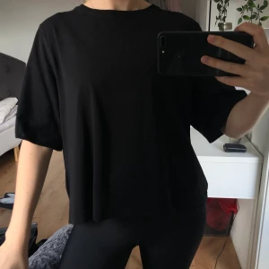 Weekday tshirt oversized  - Svart oversized tshirt från Weekday i jättefint skick!! Kontakta mig om du är intresserad eller har frågor🥰 Köparen står för frakt