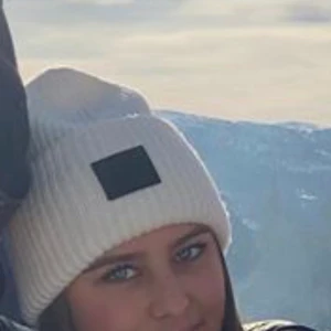 acne mössa - Säljer min älskade acnemössa som inte kommit till så mycket användning. Köpt i januari och endast använd ett fåtal gånger, nyskick utan sminkfläckar. Denna modell är slutsåld på hemsidan. Buda i kommentarena från 700kr💕💕