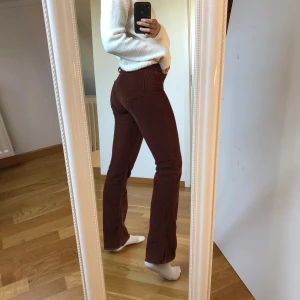 Manchesterbyxor - Bruna högmidjade manchesterbyxor från Wrangler. Lite oklart vilken storlek men jag brukar ha ca W27 L32 i andra jeans, eller storlek 34/36 och brukar ha Small i andra kläder. Dessa sitter tight på mig. Om du är intresserad kan jag även skicka midje- och längdmått på mig själv och byxorna! Bara skriv! Kan mötas upp i Lund-området eller skickas mot frakt. 🥰  