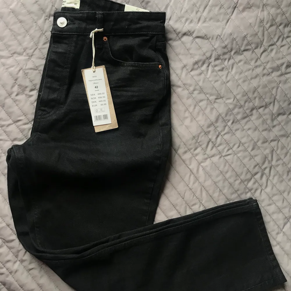 Helt nya och aldrig använda. Prislappen sitter kvar. Ett riktigt fynd! Svarta jeans från Gina Tricot, strl. 42. Supersnygga och passar till allt! . Jeans & Byxor.