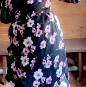 Asos sommar klänning  - Klänning är ett jättefint sommarplagg men även ett plagg man kan använda utomlands. Den är ganska luftig och den har band som kan justera beroende på hur man vill den ska sitta. Den är i storlek 38 men kan passa upp till storlek 40 beroende på hur man vill den ska sitta.🤩