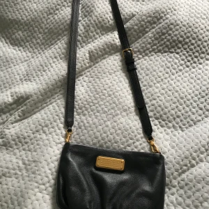 Väska Marc Jacobs - Svart väska Marc By Marc Jacobs. Några år gammal men sparsamt använd.