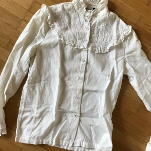 Vit blus med vacker brodyr, XS  - Vit vintage blus, XS. Fint skick. 