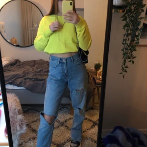 Sweatshirt  - Sweatshirt i en ball gul färg🖤 Köpt på Zaras herravdelning! Använd max två gånger💕💕 Pris kan diskuteras