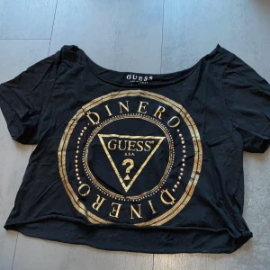 Guess topp - Guess topp i fint skick. Den är skrynklig eftersom den legat i en påse med kläder som jag ska sälja. Köparen står för frakten 💕