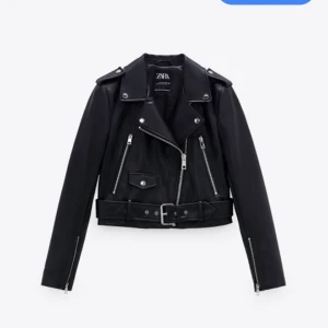 Zara - Säljer denna skinnjacka från zara. Storlek s men passar även xs. Nypris 559. Kom med ett pris.