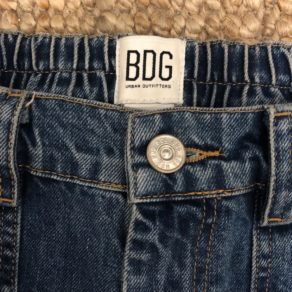 Nya jeans från Urban Outfitters storlek 26. Köpte dessa men har aldrig använt dem så hoppas de kan komma till användning på någon annan! . Jeans & Byxor.
