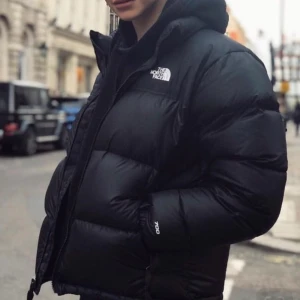 North face jacka retro 700 - En superfin jacka perfekt till kommande vinter! Perfekt skick använd ett fåtal gånger och säljs på grund av att jag vill köpa samma i en annan färg. Väldigt varm och skön. Dessutom jätte stylish pufferjacket:) Priset kan diskuteras vid snabbaffär 