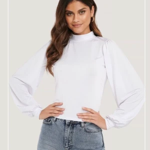 Tröja från Na-Kd - Säljer denna supersnygga tröja från nakd då den endast kommit till användning två gånger, tröjan är öppen i ryggen och faller väldigt fint i armarna😍