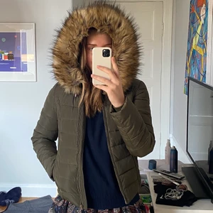 Vinter Jacka - Säljer denna snygga Rocco baroco jackan, i militär grön färg insidan har leopard mönster. Stor mysig luva med fluffig fusk päls. Jackan är i storlek 36