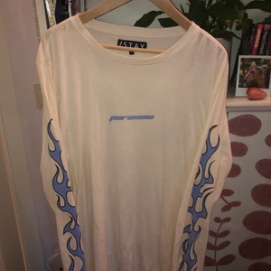 Cool långärmad  - Oanvänd cool tröja med blå flammor i storlek L men funkar som snygg oversized för s/m. 