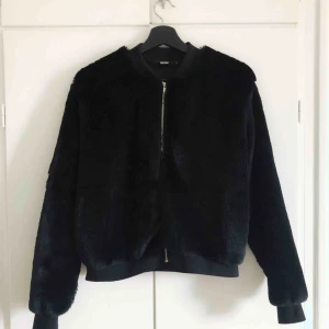  - Tunn pälsjacka från Bikbok. Storlek S. Jättefint skick. Köpare står för frakt