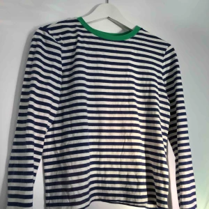  - Superskön & snygg tröja från & other stories. Sparsamt använd = bra skick :) 