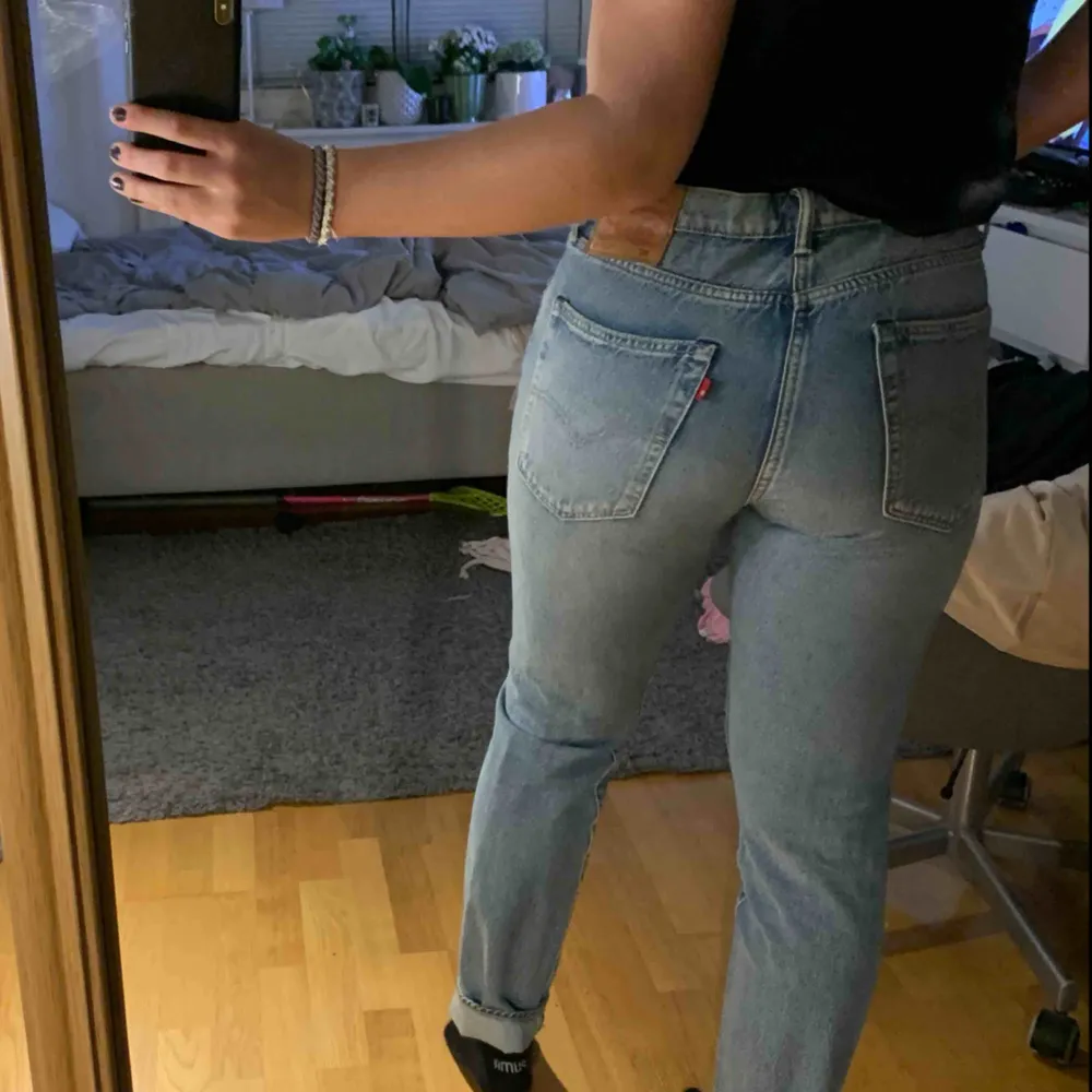 Ett par Levis jeans som är små i storlek då min vanliga storlek är 29. Jätte fin design men byxorna kommer tyvärr inte till användning längre, bra skick. . Jeans & Byxor.