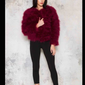  - Säljer min fina dream jacket från Dennis Maglic. Den är i bra skick och endast använd 2 gånger. Säljer pga att det inte är min stil längre. Nypris: 1399kr