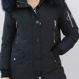  - Använt bara några gånger. Ny pris 3999 kr. Varmt och skönt vinter jacka. Passar 36 också