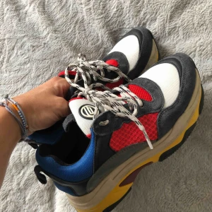  - Coola sneakers i size 36. Använd 2-3 gånger. Saknar originalsulor. liten i storlek