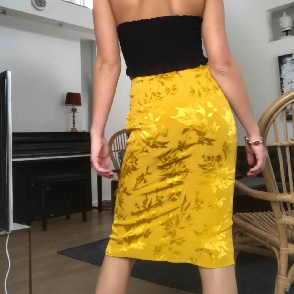Säljer min skit snygga gula/guldiga kjol ifrån Zara. Använd bara några gånger så den är i fint skick. . Kjolar.