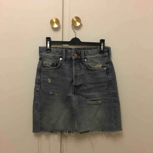  - Skitsnygg jeanskjol från Gina. Säljer pga att den tyvärr är för liten för mig. Frakt på 69kr tillkommer!