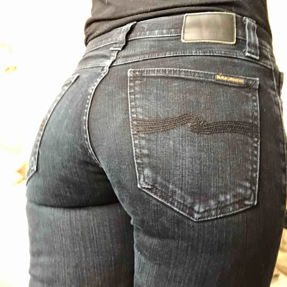 Svarta tajta nudie jeans som är mer stretchiga än vad märket brukar vara. Dem är svartare än på bilderna.  -98% bomull 2% elestan  Vid köp kan vi antingen mötas upp i centrala Stockholm eller så betalar köparen frakten:). Jeans & Byxor.