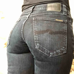  - Svarta tajta nudie jeans som är mer stretchiga än vad märket brukar vara. Dem är svartare än på bilderna.  -98% bomull 2% elestan  Vid köp kan vi antingen mötas upp i centrala Stockholm eller så betalar köparen frakten:)