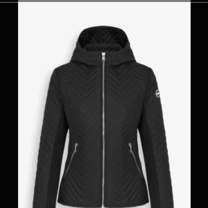  - Svart jacka från colmar  Storlek XS Inte mycket använd Har olika detaljer som man kan se tex mer vid matrial under armen och lite på baksidan. Lite figursydd så sitter fint Nypris: 3000