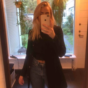  - Snygg, svart kappa perfekt till hösten! Väldigt skön och lagom varm. 🥰 Köpare står för eventuell frakt.