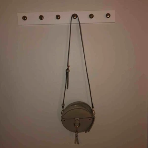  - Rund beige väska, skriv vid intresse av väskan för mer bilder:)