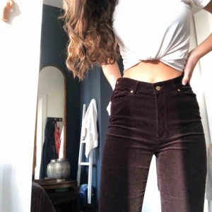  - Skitsnygga brunröda Manchester byxor!! Sitter jättebra på och passar perfekt till hösten med denna färgen. Har snygga gulddetaljer på gylfen och andra snygga detaljer. Är i storlek 38 men passar mig som är XS/S. Du står för frakten. 