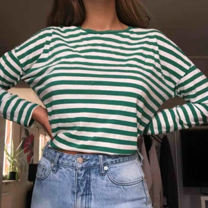  - Grön randig tröja från bikbok! 