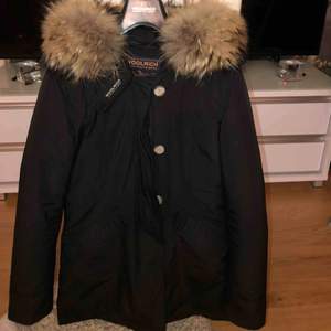Säljer min Woolrich arctic parka! Använd nästan en vinter! Den är i OTROLIGT bra skick och är så gott som ny! Den är köpt på johnells och har kvitto kvar, plus en Woolrich galge till!