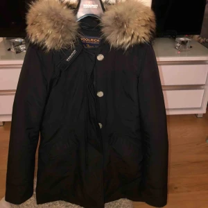  - Säljer min Woolrich arctic parka! Använd nästan en vinter! Den är i OTROLIGT bra skick och är så gott som ny! Den är köpt på johnells och har kvitto kvar, plus en Woolrich galge till!