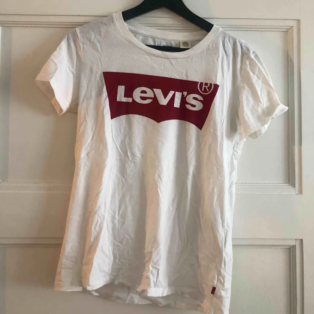 Levis T-shirt. Sparsamt använd . T-shirts.