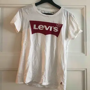 Levis T-shirt. Sparsamt använd 
