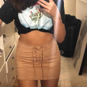  - Fejk-mocka kjol i beige med snöring och två fickor fram! Inte mycket använd! Dm vid intresse 🥰